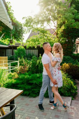 Güzel ve mutlu çift bahçede eğleniyor..