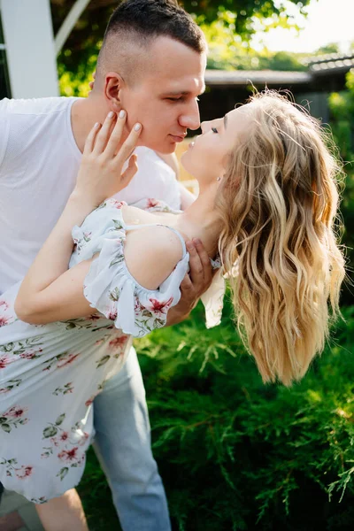 Belo e feliz casal se divertindo no jardim . — Fotografia de Stock