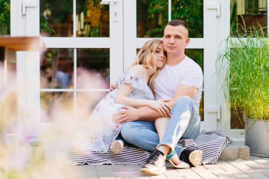 Bahçede oturan iki aşık..