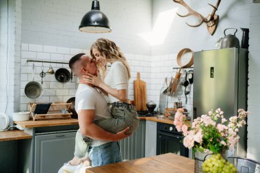 Mutlu genç aşıklar, mutfakta dönüp duruyorlar..