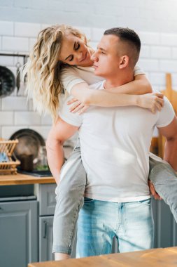 Mutlu genç aşıklar, mutfakta dönüp duruyorlar..