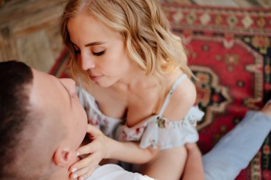 Aşıklar şöminenin önünde halıda oturuyorlar. Kapat..