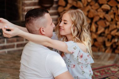 Aşıklar şöminenin önünde halıda oturuyorlar. Kapat..