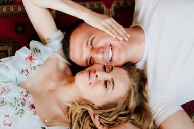 Kapat. Üstü görünüyor. Genç aşıklar yerde yatar ve rahatlarlar..