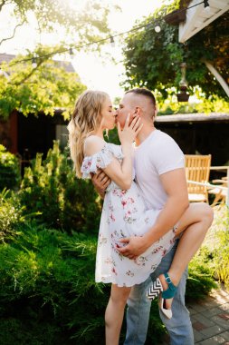 Güzel ve mutlu çift bahçede eğleniyor..