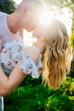 Güzel ve mutlu çift bahçede eğleniyor..