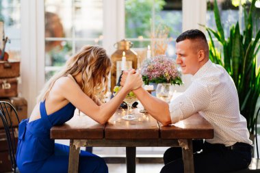 Romantik akşam yemeğinden sorumlu olan iki aşık.