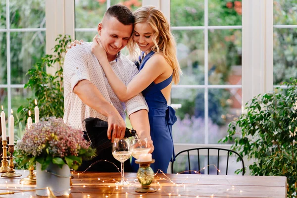 Люблю щасливу пару на романтичній вечері зі склянкою. хлопець п'є шампанське . — стокове фото