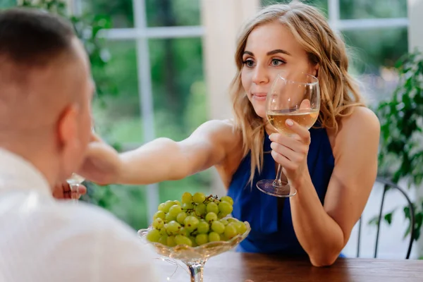 Дівчинка. романтична вечеря для пари. любителі п'ють вино з окулярів . — стокове фото