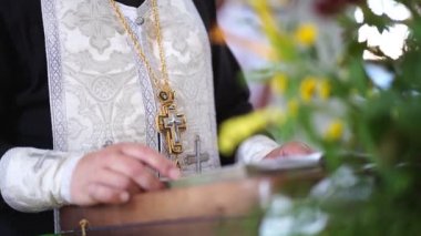 Vaftiz töreni ya da düğün için kilisede Ortodoks rahibi.