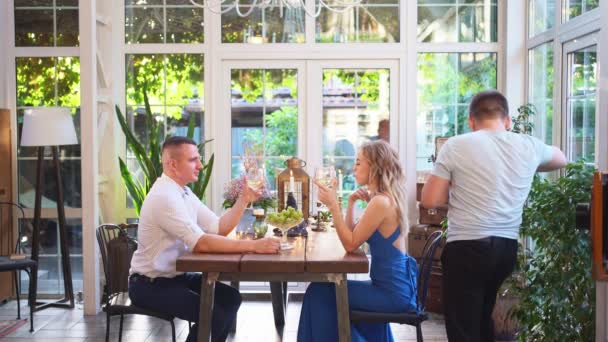 Fotografo prende cena romantica per la coppia. Gli amanti bevono vino dai bicchieri. — Video Stock