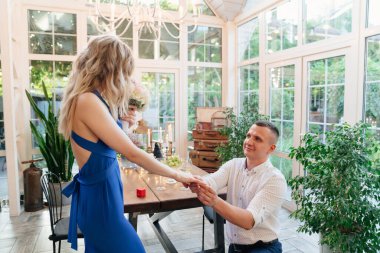 Adam nişan yüzüğünü parmağına takıyor.. 