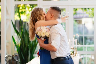 Adam el ve kupa teklif ediyor. Nişan yüzüğünü kız arkadaşına veriyor..