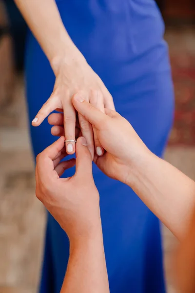 Man putting engagement ring on finger girl. — Stock Photo, Image