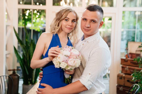 Par de amantes. chica con ramo de flores donado en honor al compromiso . — Foto de Stock