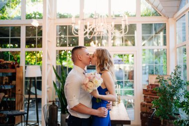 Evlenme teklifi. Nişanlandıktan sonra sarılıp öpüşen iki sevgili..