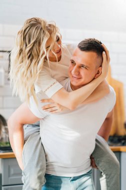 Mutlu genç aşıklar, mutfakta dönüp duruyorlar..