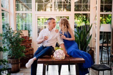 Masada oturan şarap içen çift. balayı.