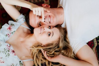 Kapat. Üstü görünüyor. Genç aşıklar yerde yatar ve rahatlarlar..