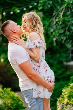 Güzel ve mutlu çift bahçede eğleniyor..