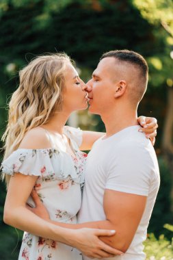 Güzel ve mutlu çift bahçede eğleniyor..