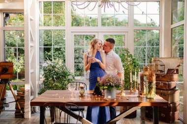 Romantik yemek masası hazırlamak, öpüşmek ve sarılmak..