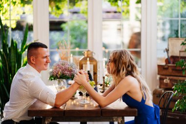 Romantik akşam yemeğinden sorumlu olan iki aşık.