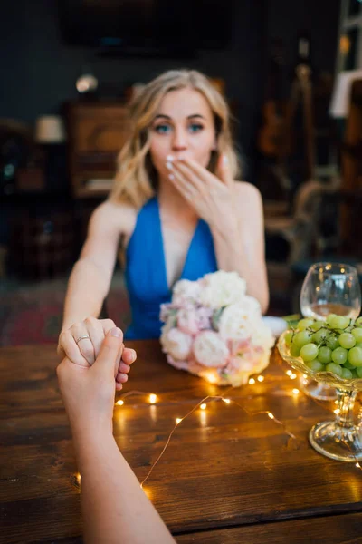 Ženská ruka se snubním prstenem v popředí. nabídka sňatku. — Stock fotografie