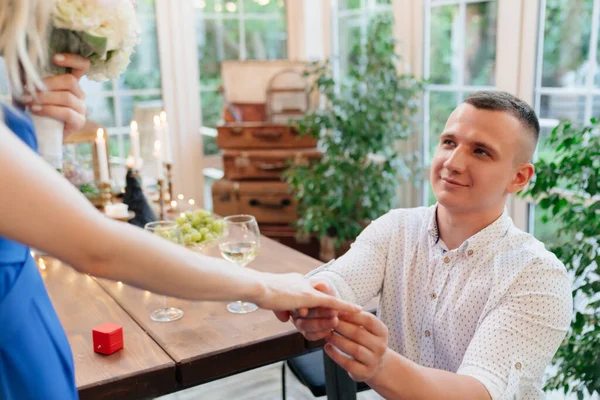 Man sätta förlovningsring på finger flicka. — Stockfoto