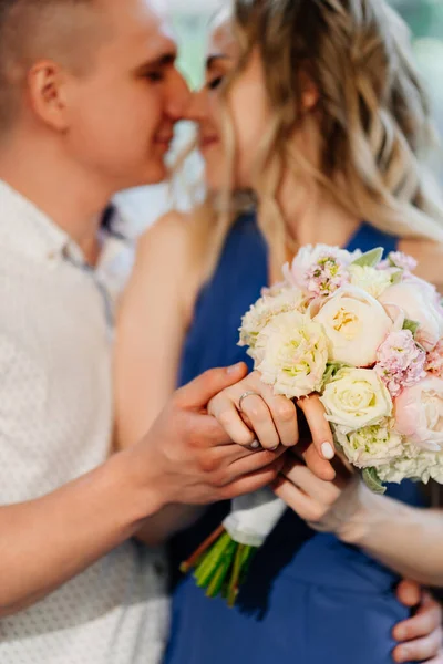 Mani uomini e donne con fede nuziale. offrire le mani — Foto Stock