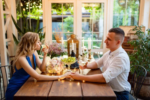 Любляча пара сидить за столом і тримає руки . — стокове фото