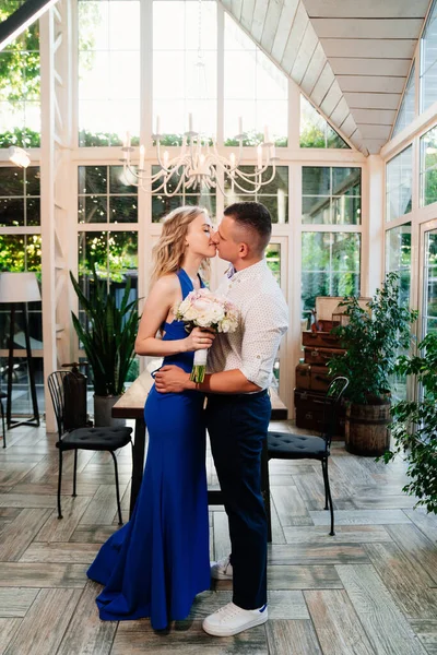 Em casamento. par de amantes abraçando e beijando após o noivado . — Fotografia de Stock