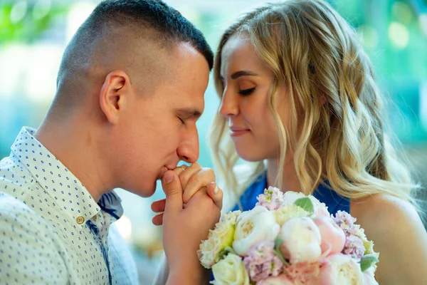 Bräutigam küsst Braut die Hand mit Ehering. — Stockfoto