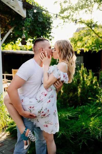 Hermosa y feliz pareja divirtiéndose en el jardín . —  Fotos de Stock