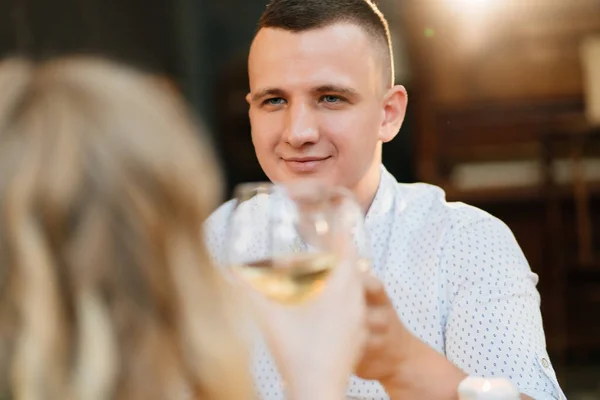 Людина. романтична вечеря для пари. любителі п'ють вино з окулярів . — стокове фото