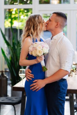 Adam el ve kupa teklif ediyor. Nişan yüzüğünü kız arkadaşına veriyor..