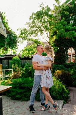 Güzel ve mutlu çift bahçede eğleniyor..