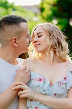 Güzel ve mutlu çift bahçede eğleniyor..