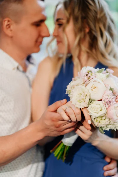มือผู้ชายและผู้หญิงกับแหวนแต่งงาน แนะนํามือ — ภาพถ่ายสต็อก