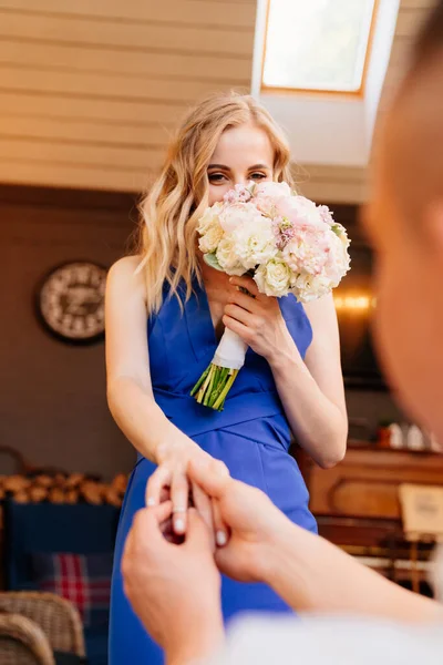 Hombre poniendo anillo de compromiso en dedo chica . — Foto de Stock