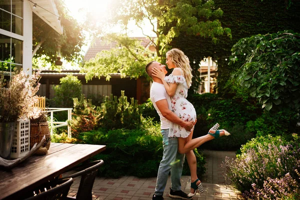 Belo e feliz casal se divertindo no jardim . — Fotografia de Stock