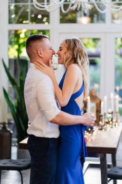 Adam el ve kupa teklif ediyor. Nişan yüzüğünü kız arkadaşına veriyor..