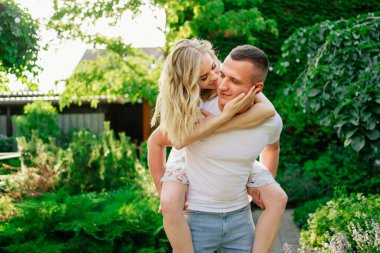 Güzel ve mutlu çift bahçede eğleniyor..