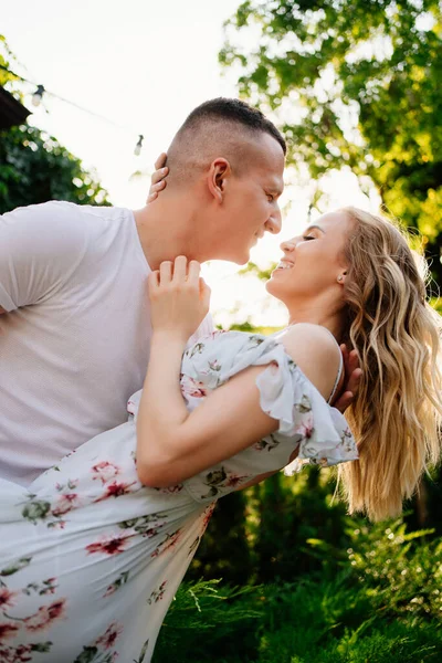 Belo e feliz casal se divertindo no jardim . — Fotografia de Stock