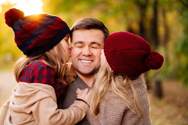 Ondergaande zon. dochter kus vader op wang. concept van gelukkig gezin. — Stockfoto