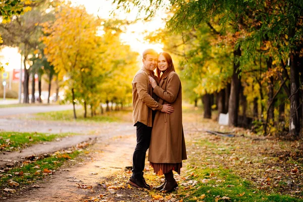 Pôr do sol. casal andando no outono Park. vida familiar — Fotografia de Stock