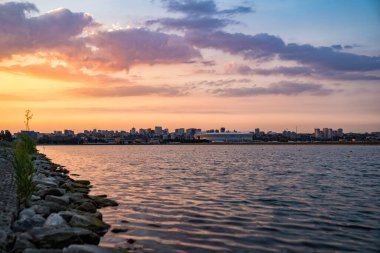 Akşam batımı manzaralı deniz manzaralı şehir manzaralı