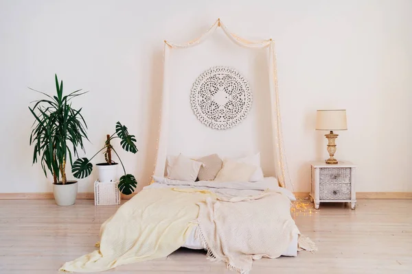 Łóżko z czterema plakatami i jasne wnętrze. Styl skandynawski. — Zdjęcie stockowe