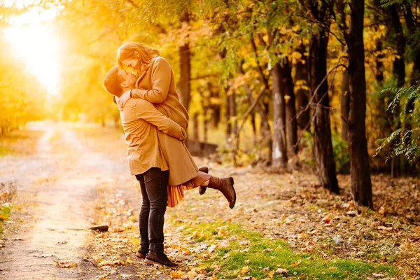 Pôr do sol. casal andando no outono Park. vida familiar — Fotografia de Stock