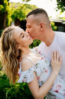 Güzel ve mutlu çift bahçede eğleniyor..